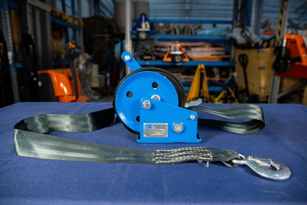 Лебедка ручная TOR ЛН-1200W (LHW) г/п 0,5 т длина ленты 20 м