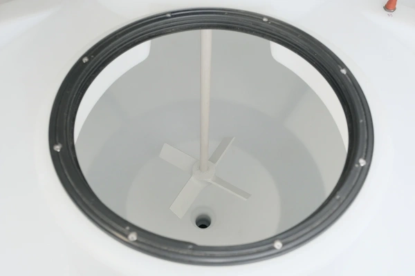 Емкость ЦКТ 3000 л с патрубком 160мм под плотность до 1,2 г/см³ белая в обрешетке с лестницей