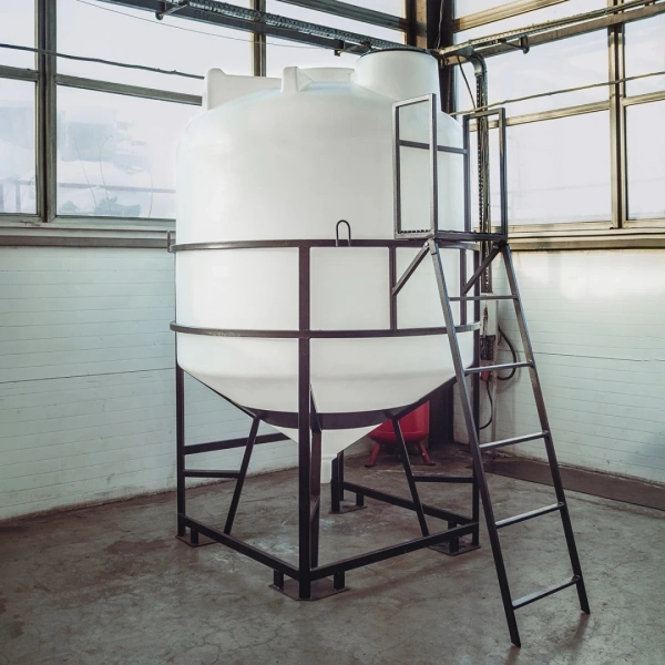 Емкость ЦКТ 5000 л с патрубком 160мм с фланцем белая в обрешетке с лестницей