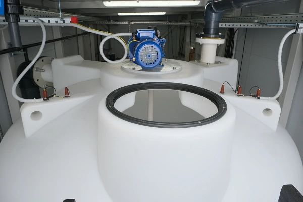 Емкость ЦКТ 3000 л с патрубком 160мм под плотность до 1,5 г/см³ белая в обрешетке с лестницей